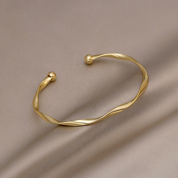 ⚜️𝟯𝟬%𝗢𝗙𝗙 𝗯𝘂𝗻𝗱𝗹𝗲𝘀 𝟯+⚜️ NEW Twisted Simple Delicate Cuff - Picture 8 of 13